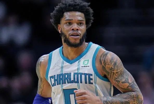 小帅看傻了！克勒贝尔疑似走步上篮打进 杜兰特场边疯狂模仿很疑惑（小帅看懵了！克勒贝尔疑似走步上篮得手，杜兰特场边夸张模仿一脸困惑）