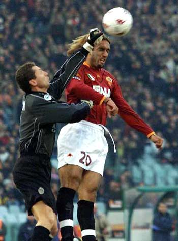 抽象！加纳乔一对一尝试假动作晃动带球过人，直接将球传给对手（离谱一幕！加纳乔单挑频做假动作欲过人，却将球直接送给对手）