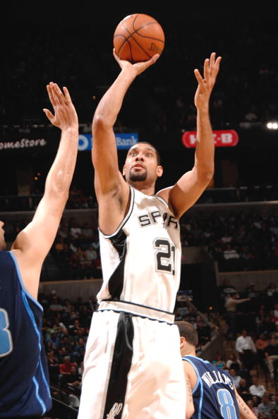 足球英超领头羊遭遇伤病危机，后卫告急（英超榜首队遭伤病潮侵袭，后防线告急）