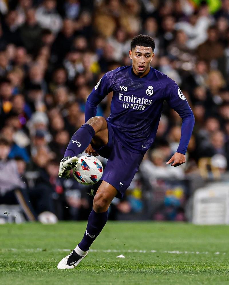 英超：曼城主场3-0完胜诺维奇（英超：曼城主场3比0大胜诺维奇）