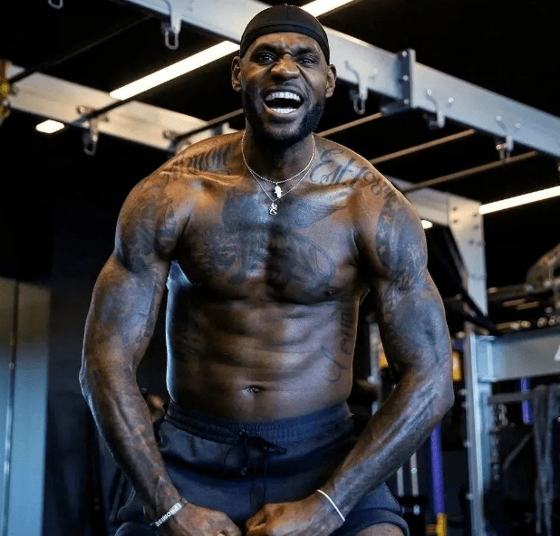 卡卢卢：斯帕莱蒂要求很高；我们可以随时切换三后卫或四后卫（卡卢卢：斯帕莱蒂要求严格，阵型可随时在三后卫与四后卫间切换）